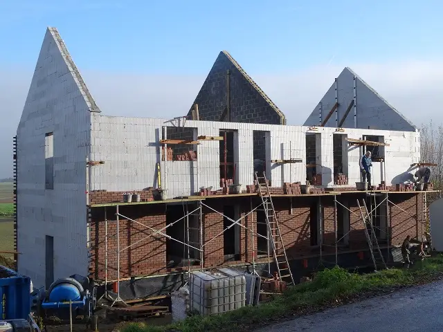 Opbouw van de gevelsteen, net zoals in de traditionele bouw