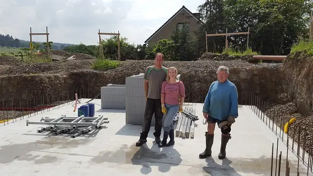 Notre dalle est bien droite, les barres verticales sont prêtes, nous sommes fin prêts pour démarrer le montage des murs