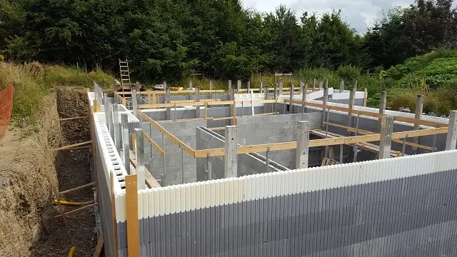 Les murs des caves sont déjà terminés, il ne reste plus qu'à couler le béton