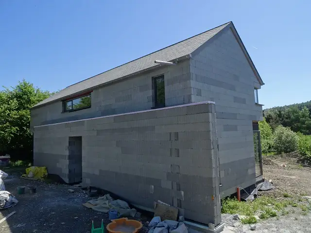 Notre maison a été très rapidement fermée! Vue de la façade avant!