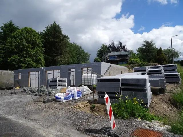 Les rez-de-chaussée de nos maisons sont déjà terminés.