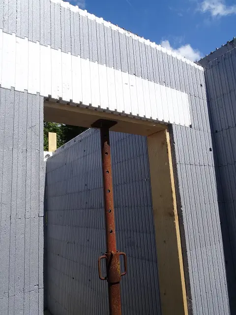 Nous avons également choisi les blocs de coffrage pour les murs intérieurs.