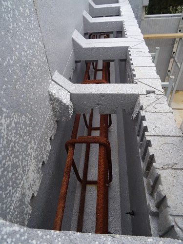 Les étriers sont posés dans les blocs de linteaux.   Les blocs en L sont posés directement dessus pour les reprises de planchers