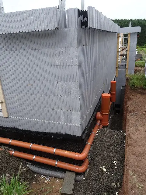 Après avoir monté les caves en blocs de coffrage isolants, placement de l’égouttage et mise en place de l’étanchéité avec cimentage, coaltar et platon.