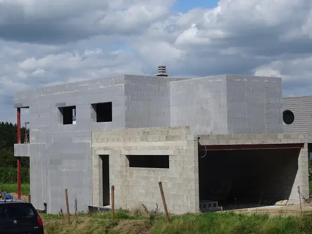 Le chantier à bien avancé, la partie blocs est terminée. Nous avons choisi de sortir le garage du volume isolé et l’avons donc fait maçonner en traditionnel