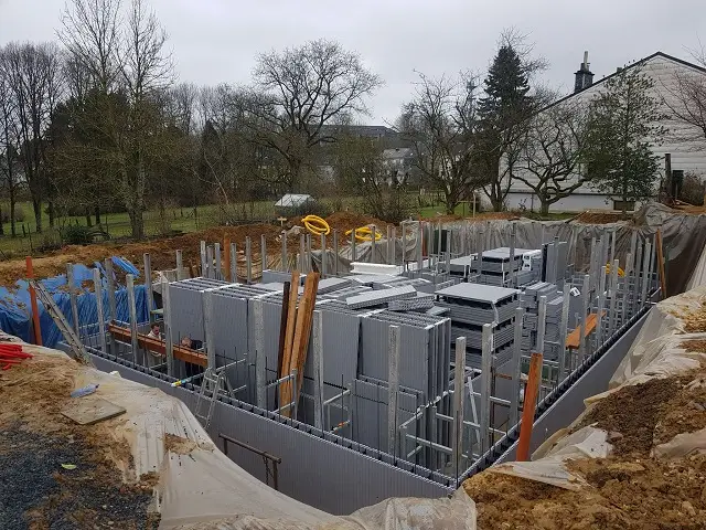 Les caves et le vide ventilé avancent… d’ici nous pouvons remarquer l’importance du chantier !