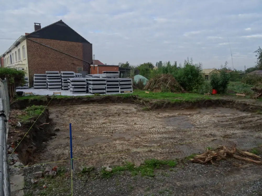 Terrain acquis à Houdeng-Goegnies, j’ai choisi de construire mon gros-œuvre avec les blocs de coffrage isolants. Outre les qualités isolantes du produit, la facilité de montage a été un point très important pour ce choix !