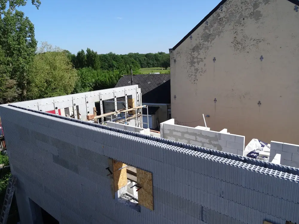 L’étage est coulé, les murs intérieurs et le mur mitoyen en cours