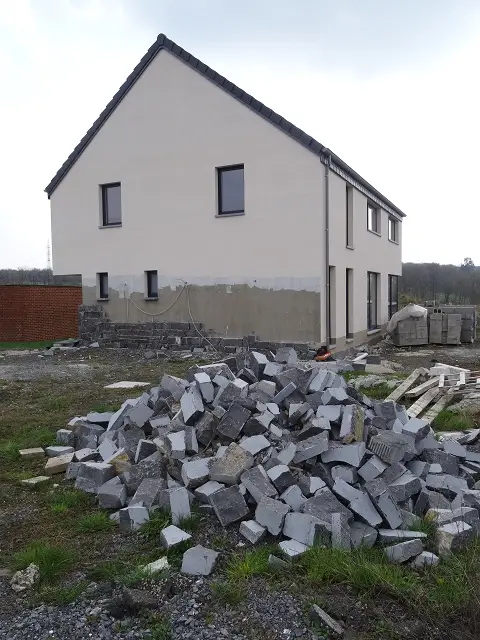 Il reste à construire une partie de mur en pierre bleue et tout le parement sera terminé !