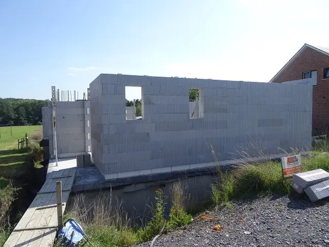 Façade avant de la maison avec l’entrée latérale sur la gauche