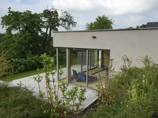 L’annexe vue de l’extérieur avec sa grande baie vitrée.