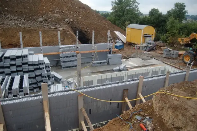 Les étais sont placés. Bientôt place au coulage du béton dans les blocs