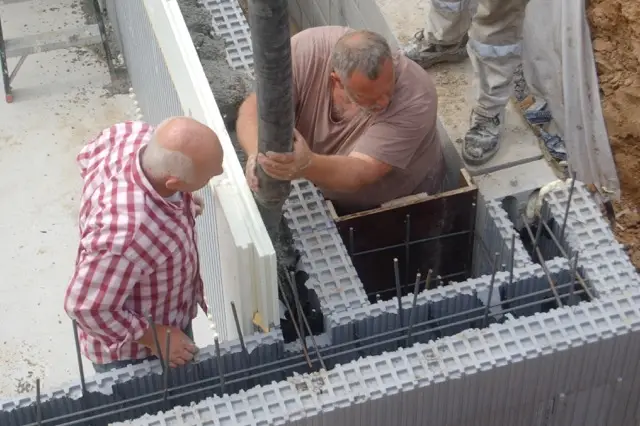 Coulage des murs du bassin. Un mur en béton armé qui garantit la stabilité du bassin