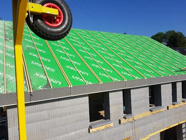 Voilà! Le toit est posé en une seule journée ! Pratique et super isolé !