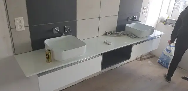 L’espace salle de bain est très spacieux et agréable avec ce beau grand meuble et ces éviers modernes !