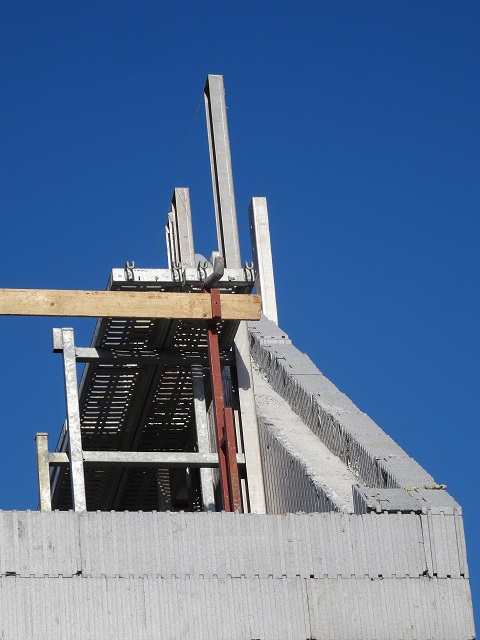 Les pointes de toit sont terminées… un travail très propre réalisé par la société « Arcovilla »