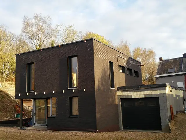 Ça y est, la brique est posée ! Il ne reste plus que le parement du garage...