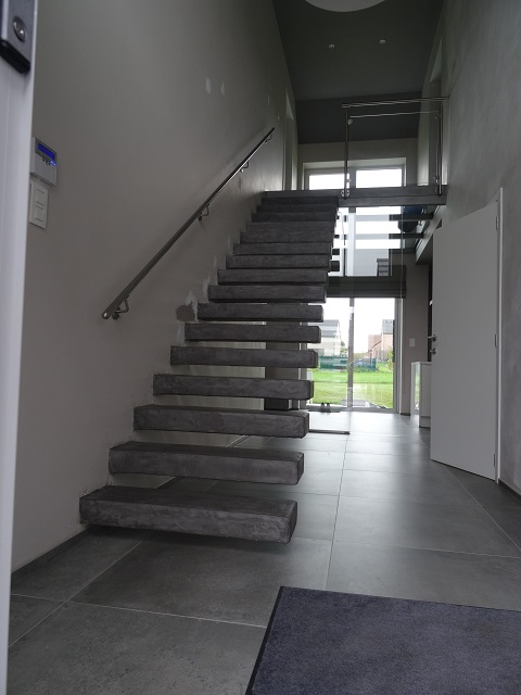 Pour l'escalier, nous avons choisi des marches suspendues... ce qui crée un effet de légèreté et d’espace dans notre intérieur.
