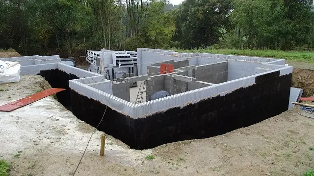 Les murs des caves et des garages sont terminés, l’étanchéité est appliquée… Bientôt prêts pour le rez-de-chaussée!    De muren van de kelders en de gar