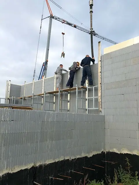 Coulage de béton du rez avec notre formateur !