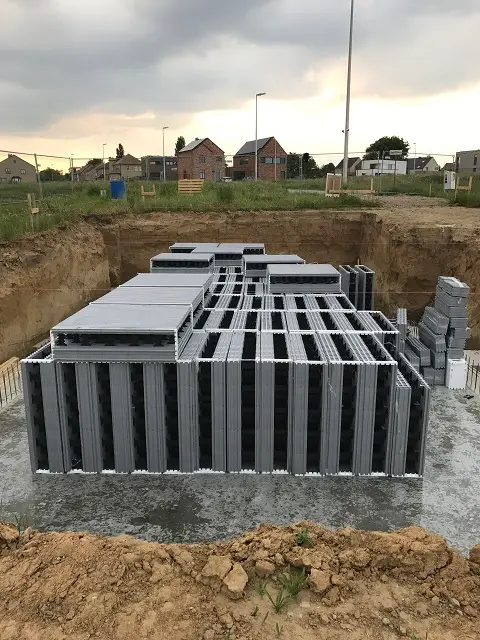 Les blocs sont arrivés. C’est parti pour la construction de notre cocon.