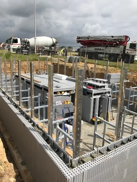 Les étais sont installés... notre premier coulage béton s’est très bien passé !