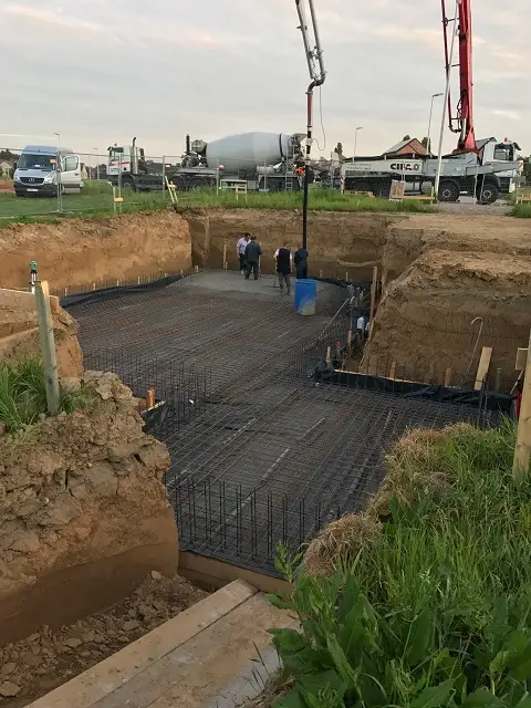 La pompe est en place pour le coulage béton du radier !