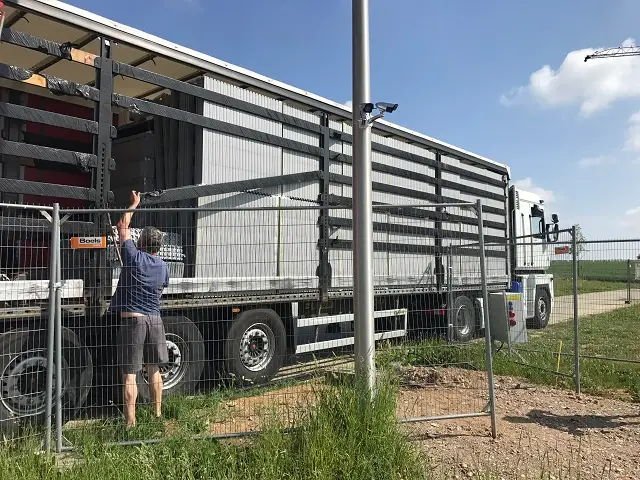 Le camion pour la livraison de nos blocs de coffrage est là... Nous allons pouvoir décharger...