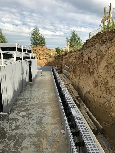 La première rangée de blocs est déjà faite … ça s'annonce rapide !