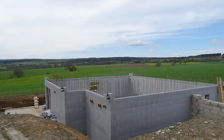 Les murs intérieurs des caves sont finis, nous sommes fin prêts pour la pose des hourdis