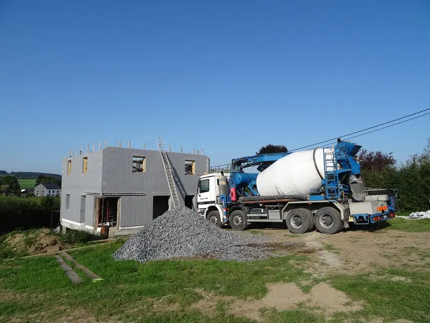 Deuxième étage déjà terminé!!! Le béton a été coulé en une fois!!! Si j'avais su...ma maison serait plus longue et plus large d'un mètre !