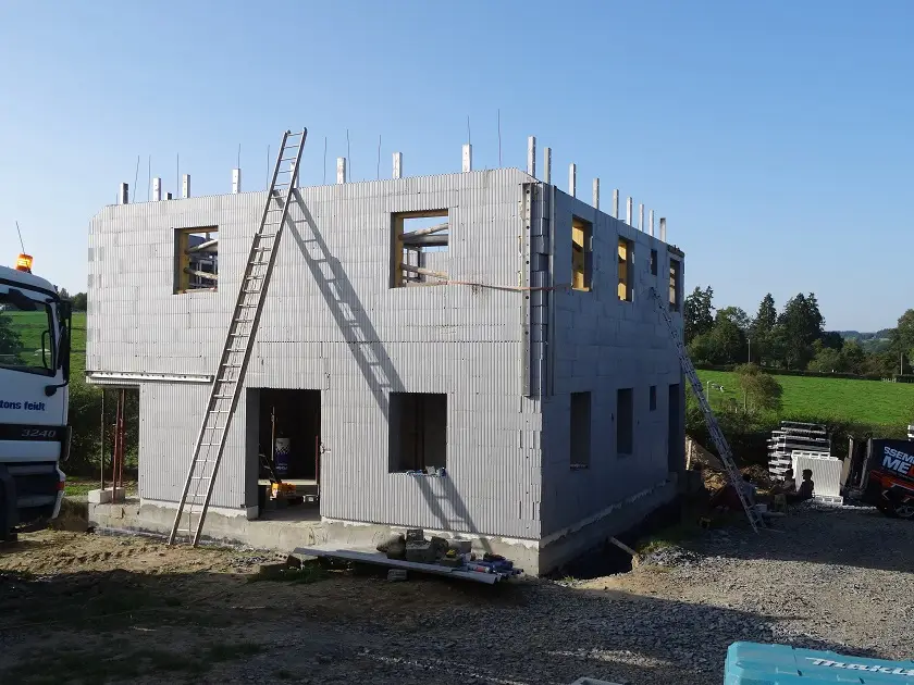 Le camion à béton est là! Nous sommes parés pour le recevoir! C'est parti pour le coulage du deuxième étage !