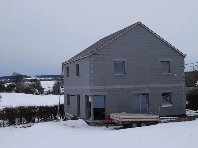 Le gros oeuvre est fermé! Nous vivons déjà dans notre maison SUPER isolée! Il ne reste plus que le parement et notre maison est terminée!