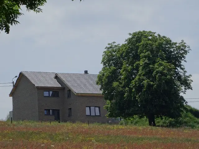 Prachtig zicht op het huis vanuit de dieper gelegen vallei.