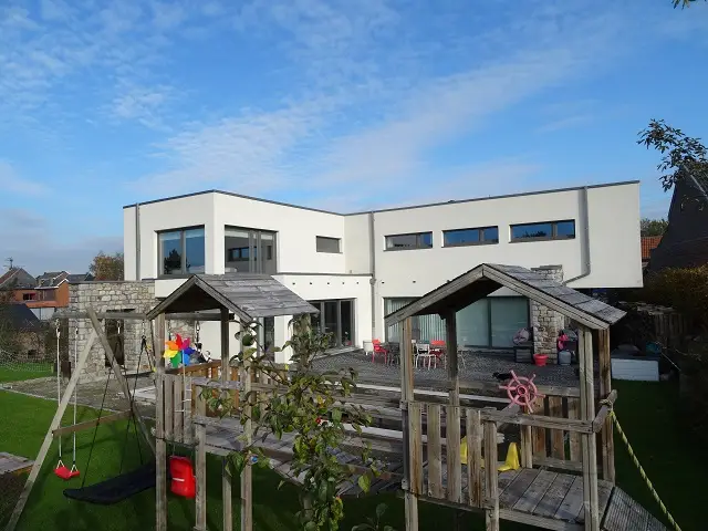 Le crépi est terminé, la cabane des enfants est montée!