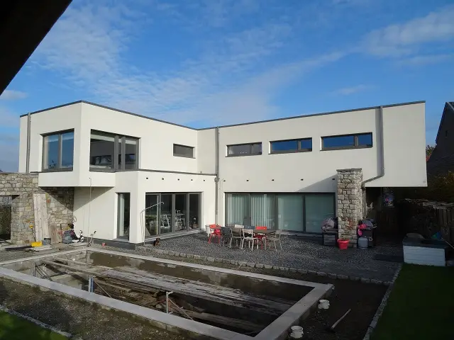 La piscine est en fin de construction, la terrasse est carrelée. Nous allons passer de merveilleux étés dans notre jardin!