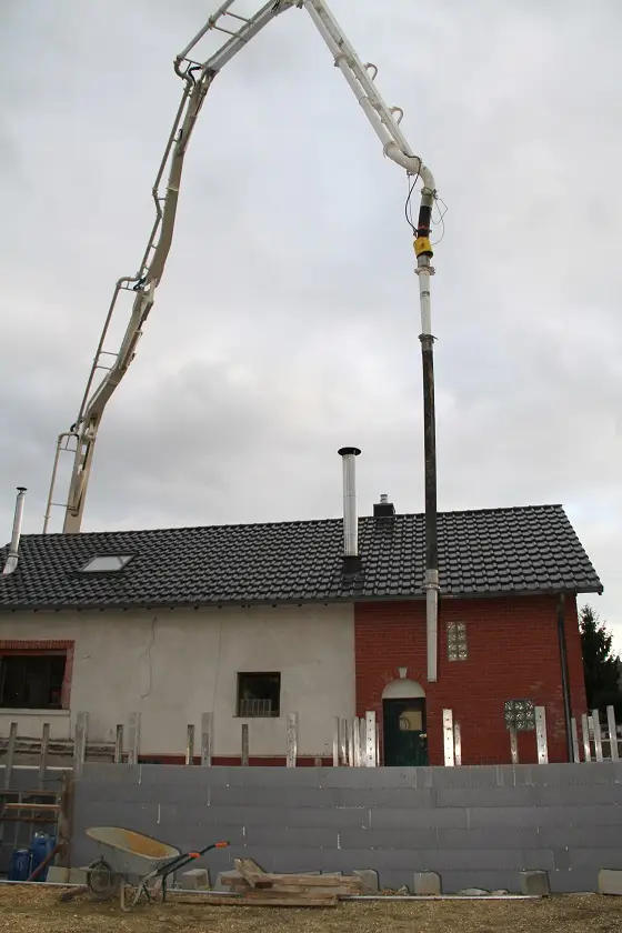 La pompe est fin prête. Nous allons pourvoir couler le béton.