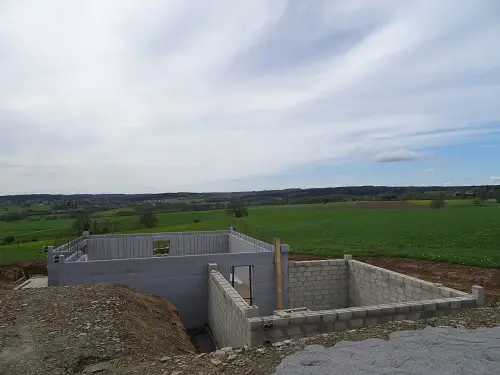 On a préféré maçonner la cave sous le garage et utiliser les blocs pour les caves sous l’habitation