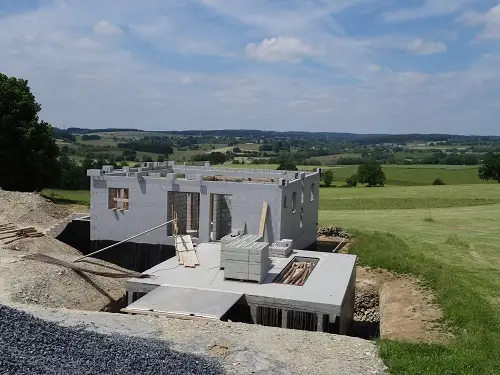 Notre projet prend forme, les caves sont terminées et le rez-de-chaussée partie habitation est monté (la partie extérieure en tous les cas)