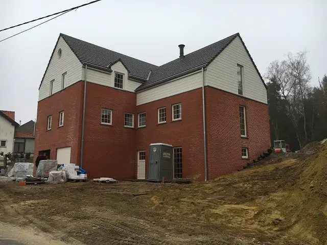 Vue avant de la maison en gros œuvre fermé