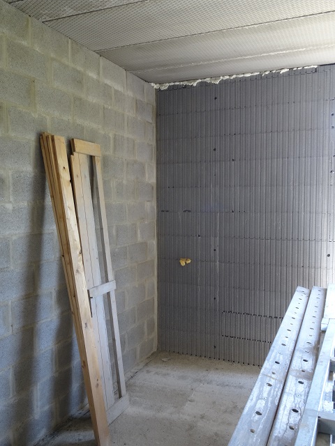 Les murs intérieurs en blocs de béton sont parfaitement intégrés dans l’isolation !