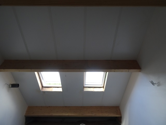 Pour la toiture, nous avons choisi les panneaux de toit autoportants ! L'isolation est TOP et les finitions du plafond sont déjà terminées ! Rapide et efficace !