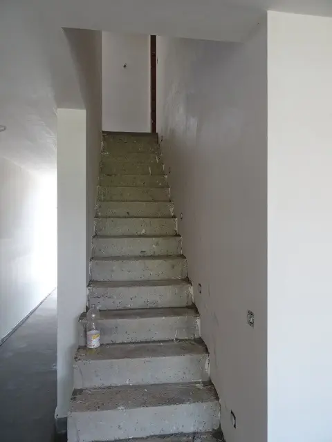 L'escalier vers l'étage est fait ! Il ne reste plus que le revêtement !