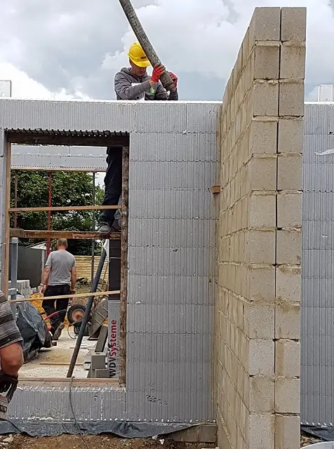 Première formation "coulage de béton"! Le rez-de-chaussée sera bien vite terminé !