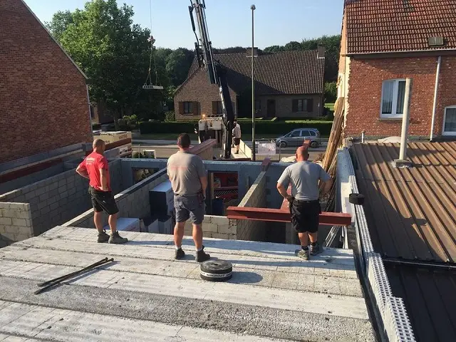 Mise en place des hourdis afin de commencer l'étage de la maison familiale