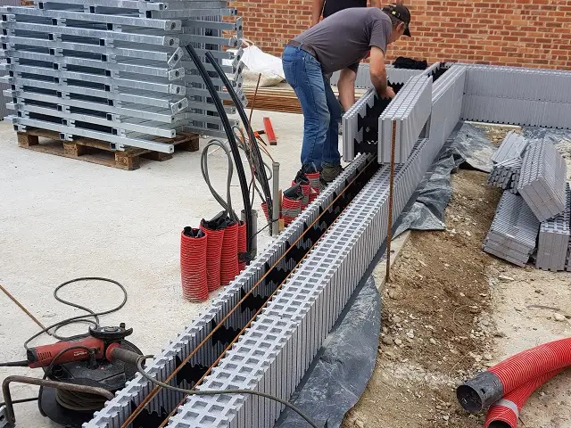 Après 1h30 de formation, l'équipe commence déjà le montage des blocs isolants.