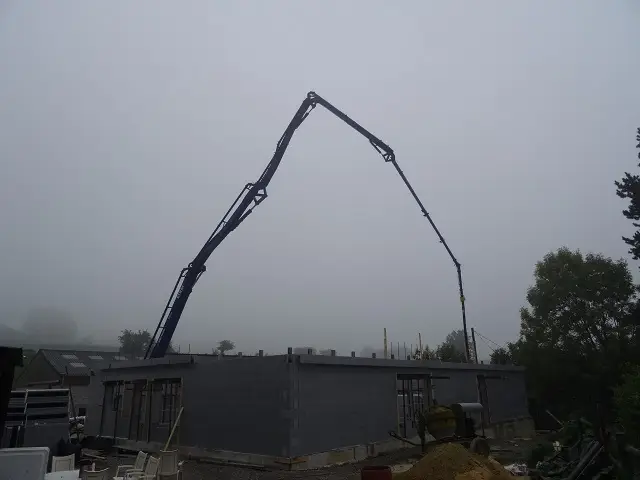 Avec toute notre équipe, nous avons monté le rez-de-chaussée en un tour de main. Maintenant, 7 heures du matin, place au coulage.