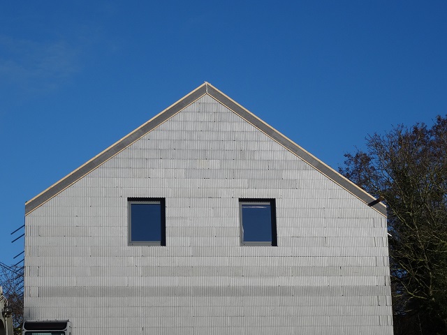 Pour en revenir à la toiture, super l’isolant toiture directement sur l’isolant des murs, tous les deux en polystyrène graphité, pas de ponts thermiques et super étanchéité à l’air