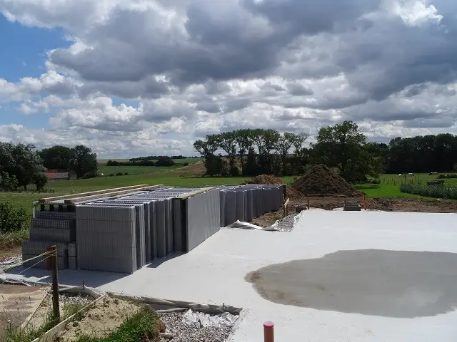 La dalle de fondation est terminée, les blocs sont arrivés... le montage des murs va pouvoir commencer !