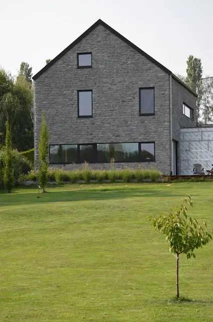 Grande fenêtre bandeau donnant sur le jardin...